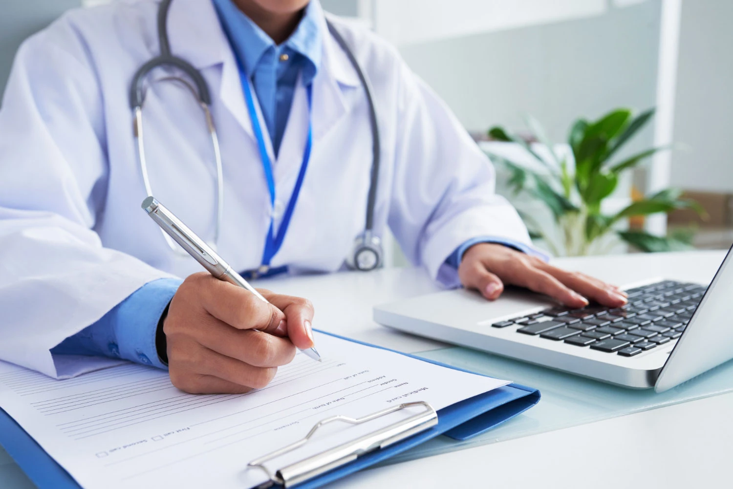 las-manos-de-una-mujer-desconocida-la-doctora-mientras-escribe-en-un-ordenador-portatil-con-el-teclado-desactivado