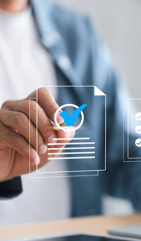 Hombre en el fondo con la mano en primer plano apuntando hacia un gráfico con una marca de verificación y texto en negrita