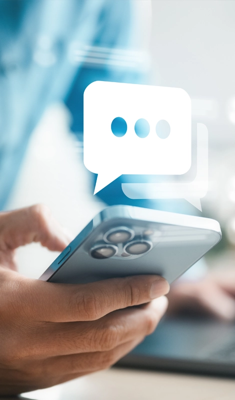 la main tenant un téléphone portable avec un icône texte au-dessus