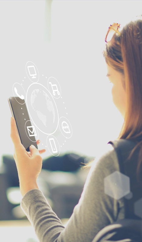 Mujer que sostiene un teléfono celular rodeada de iconos de canales de comunicación