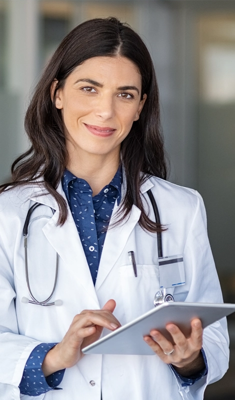 Médica femenina usando una tableta