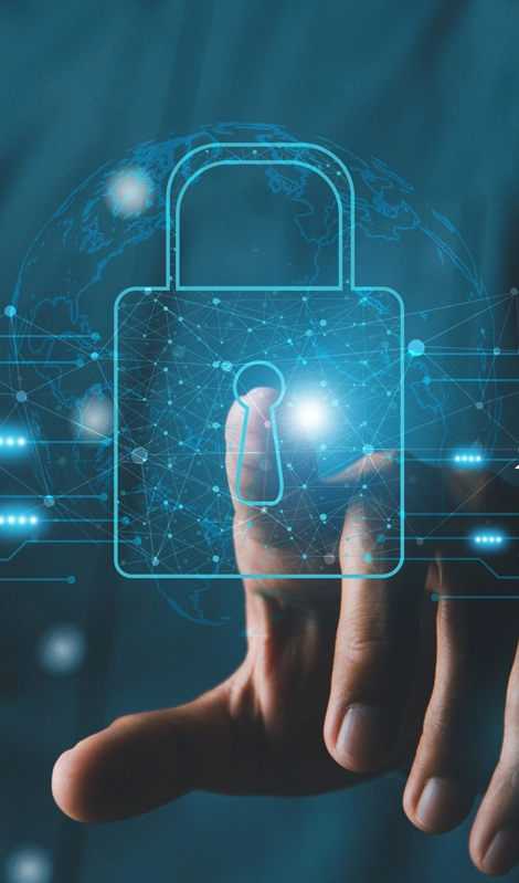 La main pointe vers une représentation d'un cadenas de cybersécurité